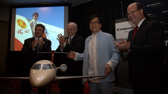 Jackie Chan compra jato brasileiro por US$ 20 milhões: 'Ansioso para voar'