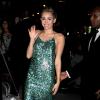 Miley Cyrus chega ao evento de moda e acena para os fotógrafos