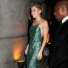 Miley Cyrus usa vestido brilhoso em evento de moda