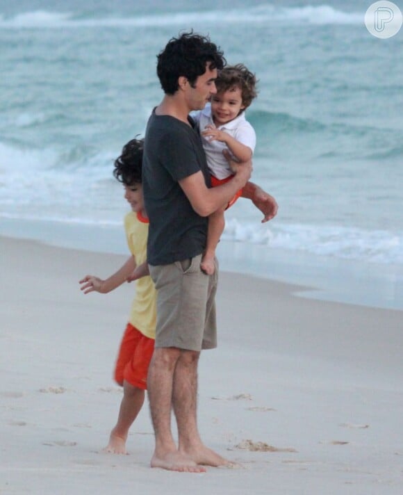 Caio Blat é pai de Bento, de 3 anos, fruto de seu relacionamento com Maria Ribeiro, e de João, de 10 anos, filho da atriz com o ex-marido Paulo Betti