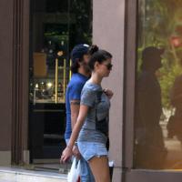 Alinne Moraes exibe barriguinha de grávida em passeio com o namorado, Mauro Lima