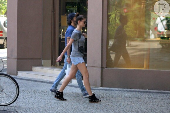 Alinne Moraes escolhe uma t-shirt e um shortinho jeans para caminhar com o namorado, Mauro Lima