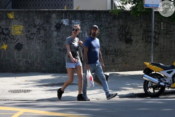 Alinne Moraes caminha com o namorado, Mauro Lima
