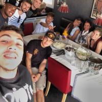 Neymar almoça na companhia da irmã, Rafaella Beckran, e amigos em Barcelona