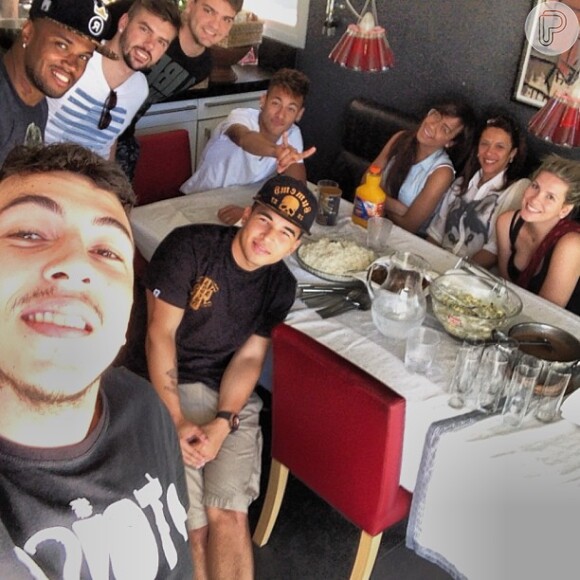 Neymar almoça com amigos e família, em 25 de outubro de 2013