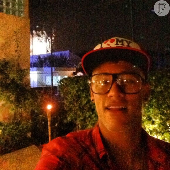 Neymar, com estilo muito parecido ao do personagem Bené do filme 'Cidade de Deus', posta foto no Instagram comemorando a festa de fim de ano: 'Então é Natal'