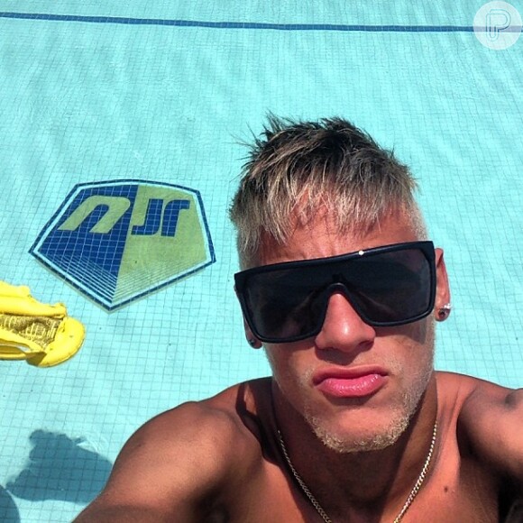 Neymar aproveita o Natal curtindo a sua piscina estilizada, que tem nos azulejos as iniciais do craque, em 25 de dezembro de 2012
