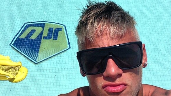 Neymar, loiríssimo, curte Natal em piscina com iniciais de seu nome