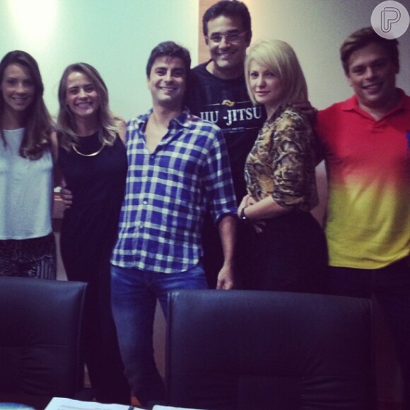 Antonia Fontenelle posa ao lado do elenco do 'Coisas de Casal', especial de fim de ano da TV Record, em 26 de outubro de 2013