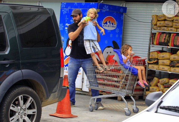 Thiago Lacerda tira o filho Gael de dentro do carrinho de supermercado
