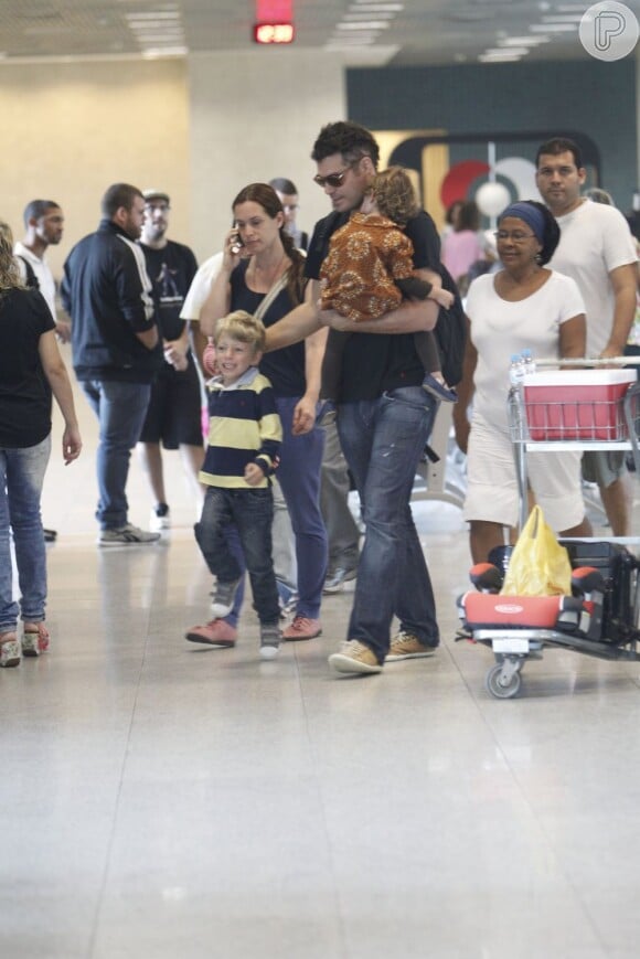 Thiago Lacerda e Vanessa Lóes com os filhos no aeroporto