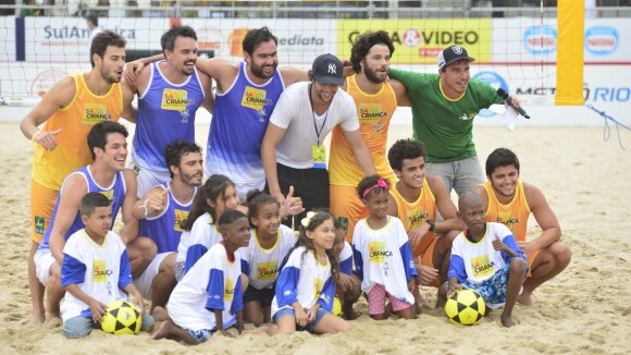 Bruno Gissoni, Thiago Rodrigues e atores participam de jogo beneficente no Rio