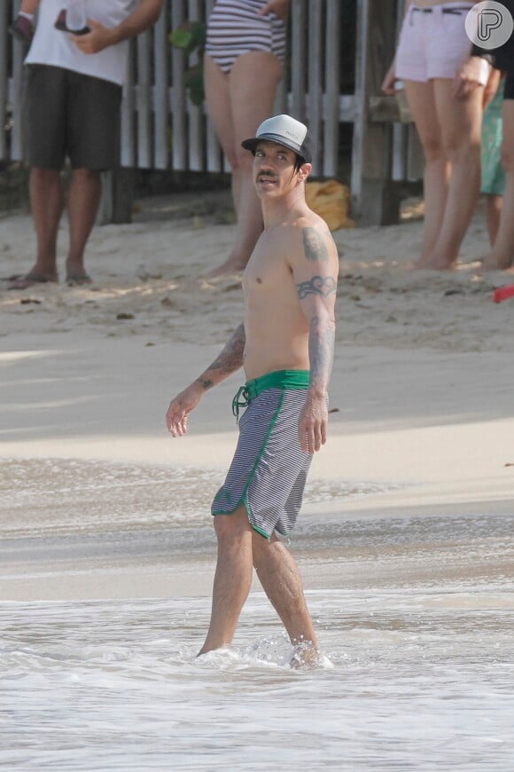 Anthony Kiedis foi flagrado curtindo a praia e mostrando que está em boa forma na ilha francesa Saint Barthelemy