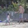 Anthony Kiedis brincou com o filho de 6 anos, Everly, na praia francesa