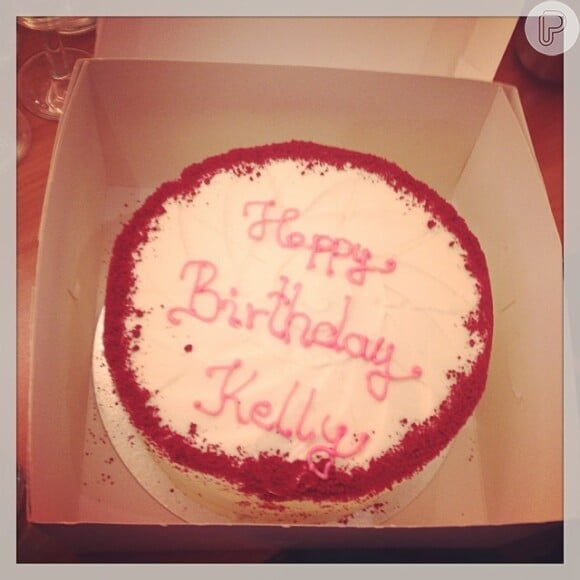Bolo que Lady Gaga entregou à Sharon Osbourne como presente de aniversário de Kelly. 'Eu gosto de sobremesa, mas eu prefiro verdade', escreveu a cantora no Instagram