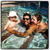 Luana Piovani e Pedro Scooby levam o filho, Dom, a piscina