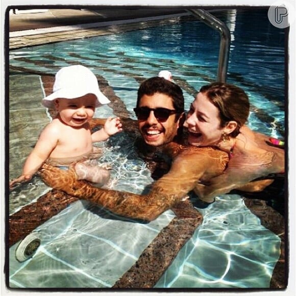 Luana Piovani e Pedro Scooby levam o filho, Dom, a piscina