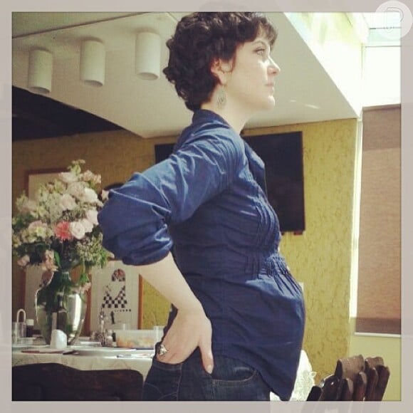 Larissa Maciel exibe barriga de cinco meses de gestação em foto no Instagram, nesta terça-feira, 29 de outubro de 2013: 'Distraída'