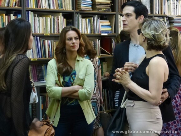 Paloma (Paolla Oliveira) fica desconfiada quando Leila (Fernanda Machado) cobra o dinheiro que emprestou a Félix (Mateus Solano) na época em que Paulinha (Klara Castanho) foi sequestrada, em 'Amor à Vida'