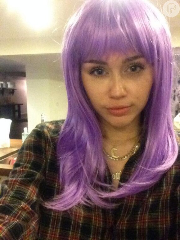 Além da castanha, Miley Cyrus também postou foto de peruca lilás