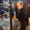 Miley Cyrus postou foto em seu Twitter em frente a uma loja ornamentada para o Halloween
