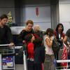 Adriane Esteves brinca com o filho Vicente no aeroporto