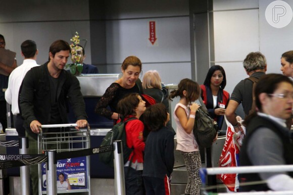 Adriane Esteves brinca com o filho Vicente no aeroporto