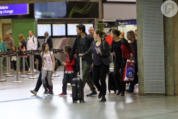 Adriane Esteves e Vladimir Brichta embarcam no aeroporto internacional de Guarulhos, em São Paulo