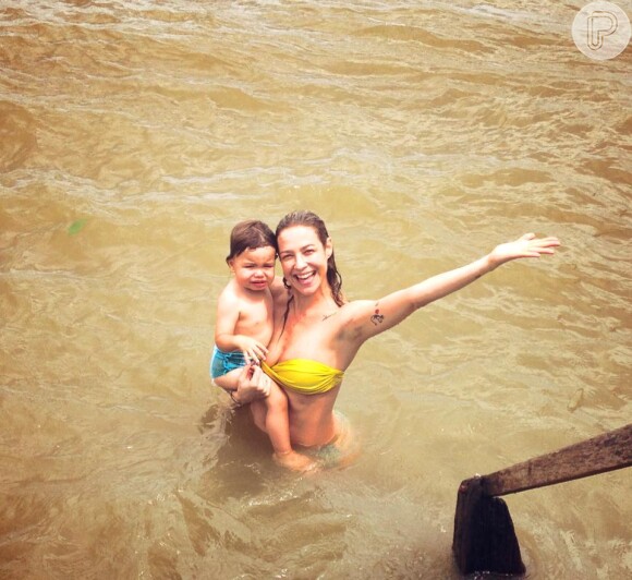 Luana Piovani toma banho de rio com o filho Dom, em 30 de outubro de 2013