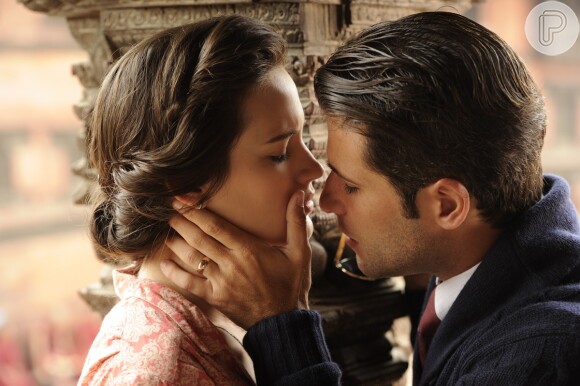A princípio Amélia (Bianca Bin) resiste ao beijo de Franz (Bruno Gagliasso), em 'Joia Rara'