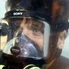 Bruno Gagliasso usa máscara de mergulho para entrar em um aquário durante evento em São Paulo