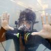 Bruno Gagliasso faz pose de dentro de um aquário