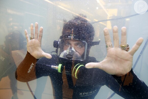 Bruno Gagliasso faz pose de dentro de um aquário