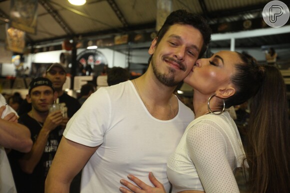 Sabrina Sato dá beijo em João Vicente de Castro