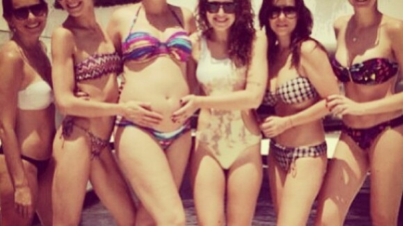 Ana Hickmann exibe barriga de grávida em dia de piscina com amigas