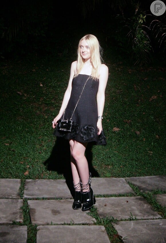 Com um vestido curtinho e discreto, Dakota Fanning apostou nas Boots Chanel em evento da marca em Singapura, em maio de 2013
