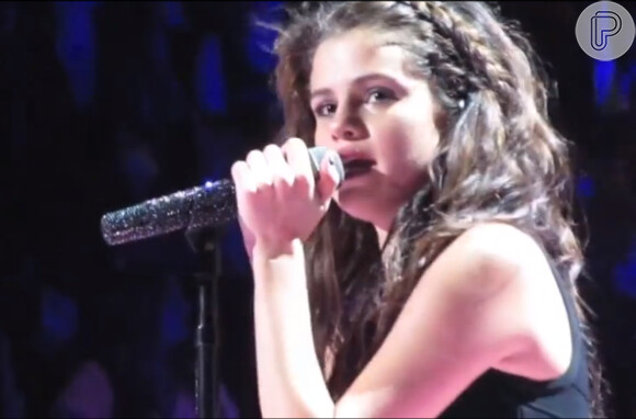 Selena Gomez chorou ao cantar uma música dedicada ao ex-namorado, Justin Bieber