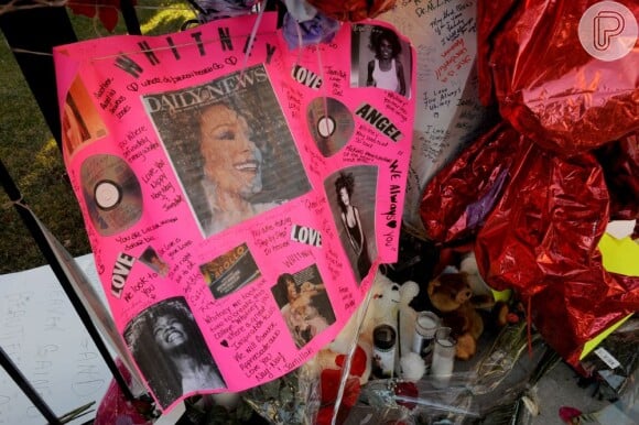 Homenagem a Whitney Houston posicionada em frente à igreja onde aconteceu sua missa de sétimo dia, em Nova Jersey, Estados Unidos, em fevereiro de 2012