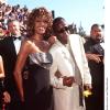 Whitney Houston posando ao lado do ex-marido, Bobby Brown, em registro de 2000