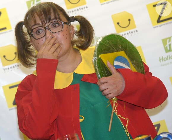 Para homenagear o Brasil, Chiquinha apareceu na coletiva com um pirulito redondo nas cores do país