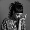 Rihanna aparece fumando em uma das fotos para a revista