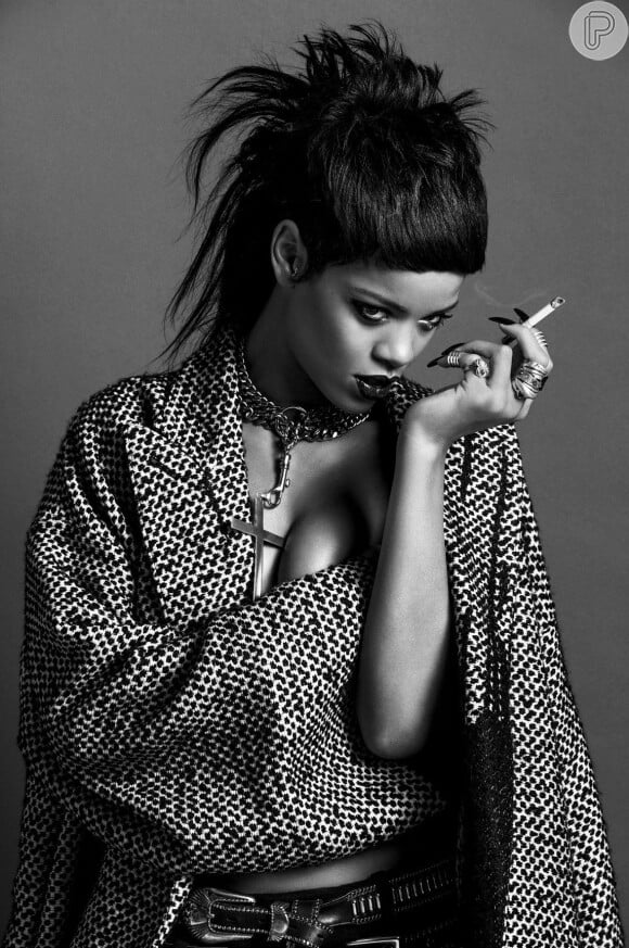Rihanna aparece fumando em uma das fotos para a revista