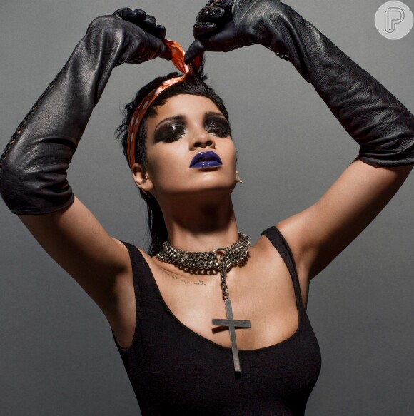 De batom roxo e luvas, Rihanna posa para os fotógrafos