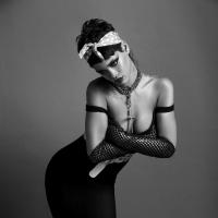 Rihanna posa sensual para dupla de fotógrafos em ensaio da revista '032c'