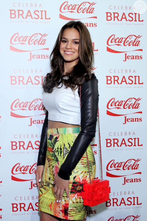 Bruna Marquezine capricha na produção para o Fashion Rio, em novembro de 2013: saia lápis estampada, barriga de fora e clutch Chanel