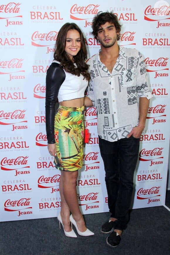 Bruna Marquezine posa ao lado do modelo Marlon Teixeira, que também desfilou pela Coca-Cola Jeans nesta quinta-feira, 7 de novembro de 2013, no backstage da marca