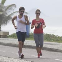 Juliana Didone, de 'Pecado Mortal', corre com o namorado em orla de praia no Rio