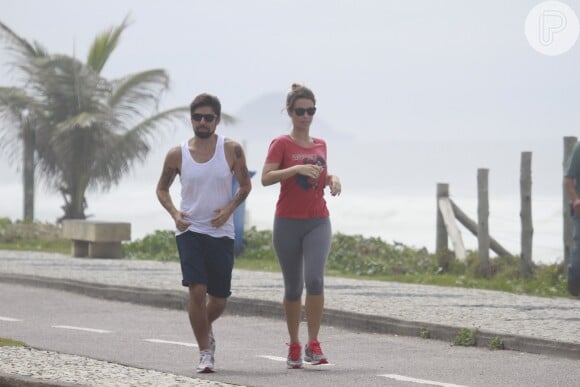 Juliana Didone, estrela da novela 'Pecado Mortal', correu na orla da praia da Barra da Tijuca, Zona Oeste do Rio de Janeiro, acompanhada de seu namorado, Flavio Rossi, na tarde desta sexta-feira, 8 de novembro de 2013