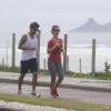 Juliana Didone e o namorado, Flavio Rossi, correram na orla da praia da Barra da Tijuca, Zona Oeste do Rio de Janeiro, na tarde desta sexta-feira, 8 de novembro de 2013