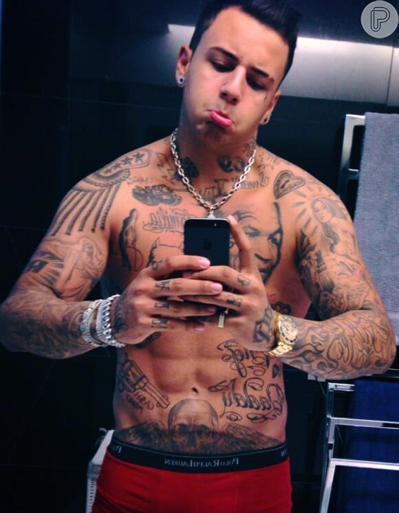 Lorenzo Carvalho gosta de exibir suas tatuagens em fotos nas redes sociais